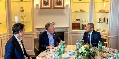 Κούσνερ και Γουίτκοφ συνομιλούν με τον εκπρόσωπο του Ομάν