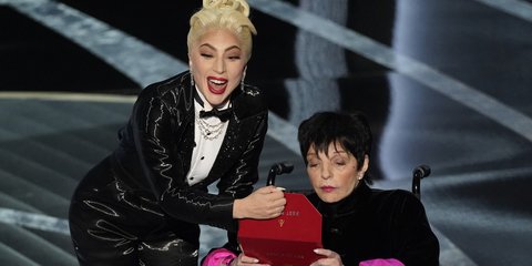 Η Lady Gaga, αριστερά, και η Liza Minnelli απονέμουν το βραβείο καλύτερης ταινίας στα Όσκαρ την Κυριακή 27 Μαρτίου 2022, στο Dolby Theatre στο Los Angele