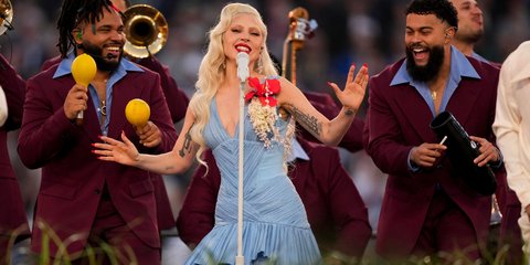 Η Lady Gaga έκανε εμφάνιση - έκπληξη στο ημίχρονο του Superbowl 