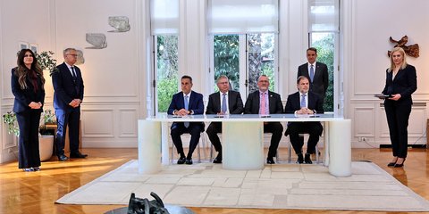 Στιγμιότυπο από την υπογραφή των συμφωνιών