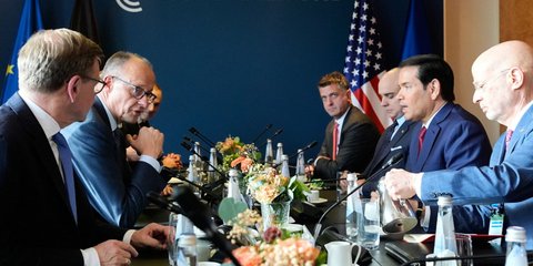 Ο Γερμανός καγκελάριος Φρίττριχ Μερτς και ο Αμερικανός ΥΠ ΕΞ Μάρκο Ρούμπιο στη διάσκεψη του Μονάχου για την ασφάλεια