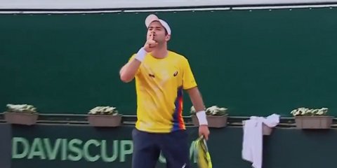 Ο Νικολάς Μεχία πανηγυρίζει προκλητικά