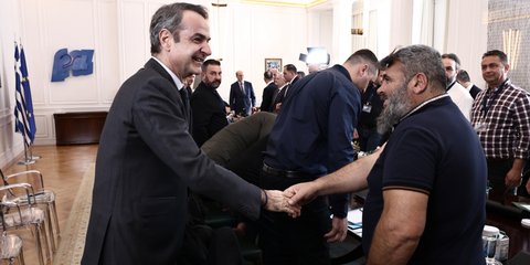 Ο Κυριάκος Μητσοτάκης με εκπροσώπους του κτηνοτροφικού κόσμου στο Μέγαρο Μαξίμου