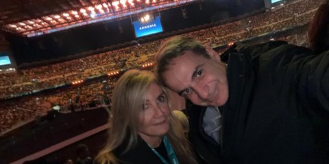 Ο Κυριάκος Μητσοτάκης με την σύζυγό του Μαρέβα στην τελετή έναρξης των χειμερινών Ολυμπιακών στο Μιλάνο