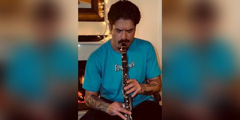 Ο Άρης Μουγκοπέτρος έπαιξε κλαρίνο με δύο δάχτυλα