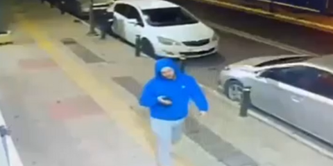 Ο 27χρονος επιχειρηματίας έξω από το σπίτι του στιγμές πριν την απαγωγή του 