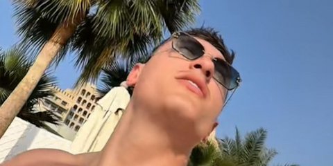 Οι τουρίστες τρέχουν να σωθούν καθώς ιρανικοί πύραυλοι πετούν πάνω από τα κεφάλια τους στο Ντουμπάι