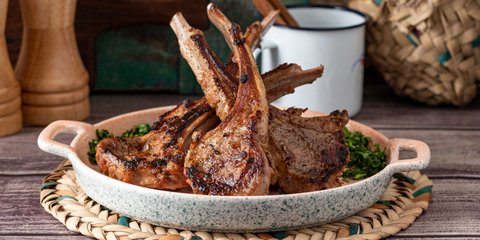 Αρνίσια παϊδάκια με ριγανάτη μαρινάδα / Φωτογραφία: Shutterstock