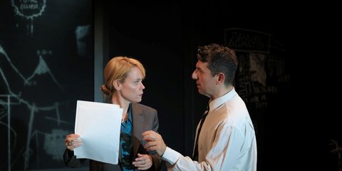 Είδαμε τον «Εχθρό του λαού»: Πώς ο Όστερμαϊερ μετατρέπει τον Ίψεν σε καίριο σχόλιο για το σήμερα