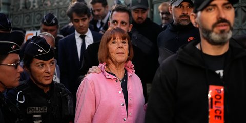 Η Ζιζέλ Πελικό, συνοδευόμενη από αστυνομικούς κατά τη διάρκεια της πολύκροτης δίκης