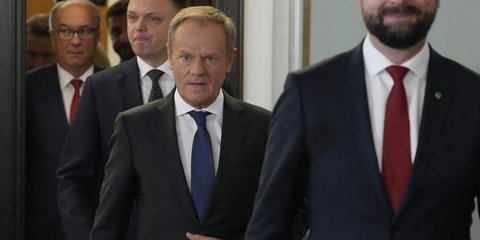 O πρωθυπουργός της Πολωνίας, Ντόναλντ Τουσκ και στο βάθος πίσω του ο πρόεδρος της Βουλής Wlodzimierz Czarzasty