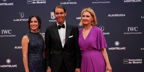 Από αριστερά: Μαρία Φρασίσκα Περέγιο, Ραφαέλ Ναδάλ και Άνα Μαρία Παρέρα ποζάρουν στο κόκκινο χαλί πριν από την τελετή απονομής των βραβείων Laureus Sports στη Μαδρίτη το 2024/Φωτογραφία: AP Photo