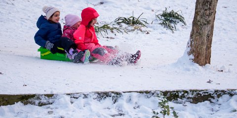 Παιδιά απολαμβάνουν το χιόνι σε πάρκο στο Βουκουρέστι