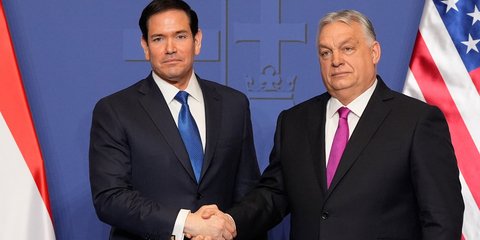 Ο υπουργός Εξωτερικών των ΗΠΑ Μάρκο Ρούμπιο (αριστερά) και ο πρωθυπουργός της Ουγγαρίας Βίκτορ Όρμπαν