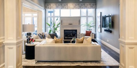 Πού μπαίνει ο καναπές για να «ανοίξει» το σαλόνι, σύμφωνα με τους διακοσμητές