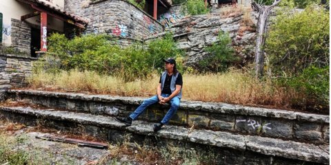 Ο Αμερικανός επιχειρηματίας Jason Lee Beckwith αγόρασε το εγκαταλελειμμένο χωριό Salto de Castro (γνωστό και ως Poblado de Castro) στην επαρχία Zamora της Ισπανίας, έναντι 310.000 ευρώ / INSTAGRAM