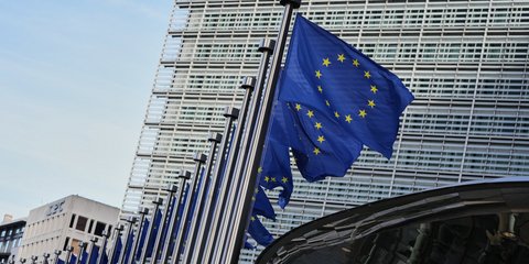 Σημαίες της ΕΕ έξω από το αρχηγείο της Ευρωπαϊκής Ένωσης στις Βρυξέλλες