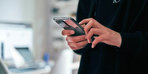 Γυναίκα με κινητό στο χέρι