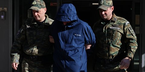 Σμήναρχος βγαίνει απο το Αεροδικείο