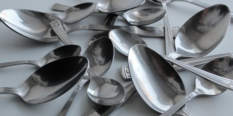 Γιατί όλο και περισσότεροι βάζουν δύο κουτάλια στο ψυγείο; Το έξυπνο trick που πρέπει να ξέρετε