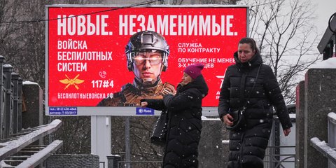 Διαφημιστική πινακίδα στην Αγία Πετρούπολη καλεί Ρώσους να εργαστούν στον στρατό με το σύνθημα «Νέοι. Αναντικατάστατοι»
