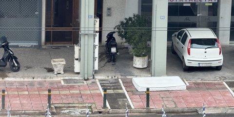 Στρώμα πεταμένο σε δρόμο της Αθήνας 