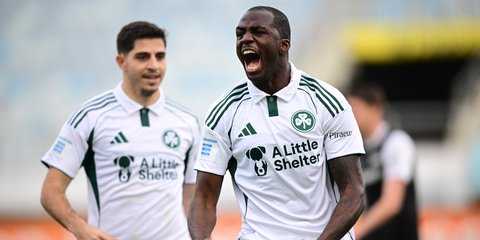 Ο Τεττέτη πανηγυρίζει το γκολ που πέτυχε κόντρα στον ΟΦΗ