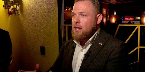 Ο Δημοκρατικός Τέιλορ Ρέμετ εξελέγη γερουσιαστής σε προπύριο των Ρεπουμπλικανών στο Τέξας