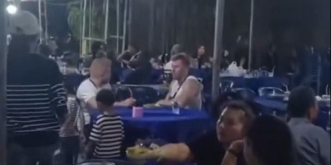 Γερμανοί τουρίστες σε ταϊλανδέζικη κηδεία