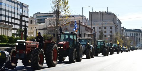 Κομβόι τρακτέρ στην Πανεπιστημίου 