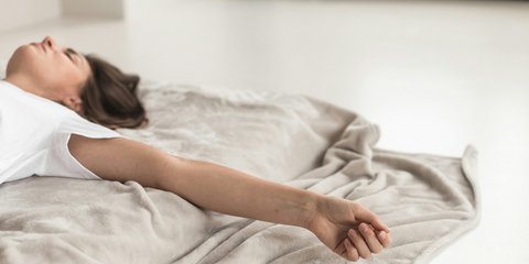 Γυναίκα ξαπλωμένη στο κρεβάτι