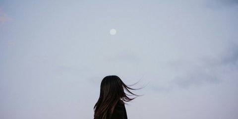 Γυναίκα που κοιτάζει τον ουρανό 