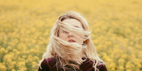 Γυναίκα σε ένα λιβάδι 