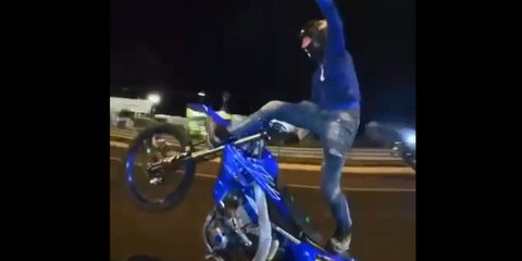 30χρονος κάνει σούζες με μηχανή