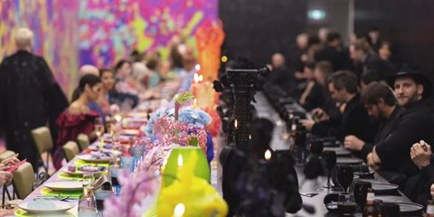 Μια εντυπωσιακή ιδέα που μετέτρεψε τη δεξίωση σε ένα σκηνικό απόλυτης αντίθεσης: το μισό ήταν κατάμαυρο και το άλλο μισό γεμάτο έντονα χρώματα / INSTAGRAM