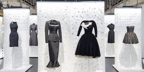 Φωτογραφία από την έκθεση των δύο σχεδιαστών 