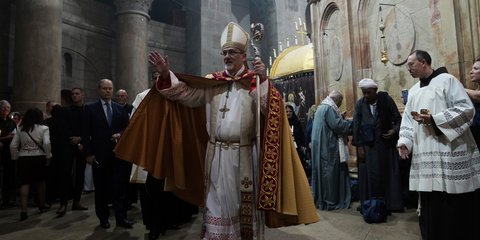 Ο Λατίνος Πατριάρχης Ιεροσολύμων Pierbattista Pizzaballa ηγείται της Λειτουργίας της Κυριακής του Πάσχα στην Εκκλησία του Παναγίου Τάφου – Φωτ. αρχείου, 2023, AP /Mahmoud Illean