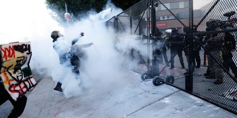 Διαδηλωτές συγκρούονται με την αστυνομία έξω από το Κέντρο Κράτησης στο κέντρο του Λος Άντζελες κατά τη διάρκεια της πορείας «Όχι Βασιλιάδες», 28 Μαρτίου 2026 (AP Photo/Jill Connelly)