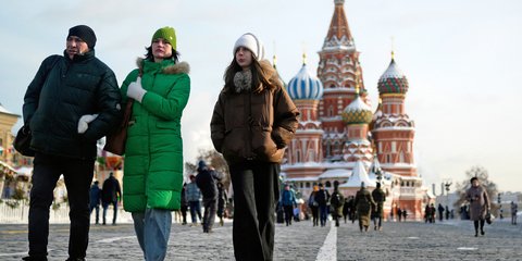 Άνθρωποι περπατούν στην Κόκκινη Πλατεία της Μόσχας, με φόντο τον Καθεδρικό Ναό του Αγίου Βασιλείου – Φωτ. αρχείουAP