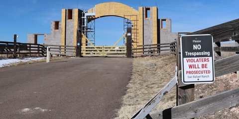 Η είσοδος του ράντσου San Rafael, το οποίο προηγουμένως ανήκε στον Έπσταϊν και ονομαζόταν Zorro Ranch, στο Νέο Μεξικό - Φωτ:  AP