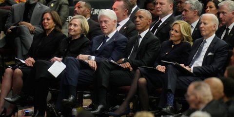 Μπαράκ Ομπάμα, Μπιλ και Χίλαρι Κλίντον, Τζο και Τζιλ Μπάιντεν στην κηδεία του Τζέσε Τζάκσον