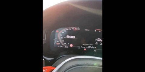 Με 300 χλμ./ώρα δίπλα στις ράγες -Η τρελή κόντρα αυτοκινήτου με τρένο που έγινε viral (video)