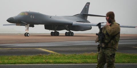 Αμερικανικό βομβαρδιστικό B-1 Lancer προσγειώθηκε στη βάση Fairford της RAF στο Γκλόστερσιρ 