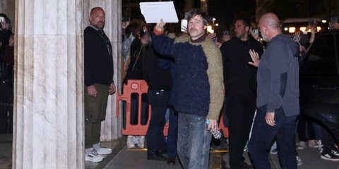 Η αναχώρηση του Μπραντ Πιτ από το δημαρχείο στην πλατεία Κοτζιά