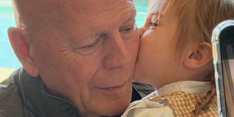 Ο Μπρους Γουίλις αγκαλιά με την εγγονή του
