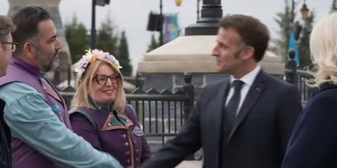 Ο Μακρόν στη Disneyland για τα εγκαίνια του πάρκου «Frozen»