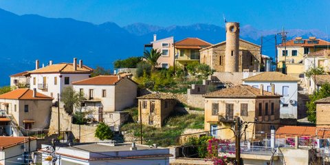 Το χωριό Χρισσό στους πρόποδες του Παρνασσού