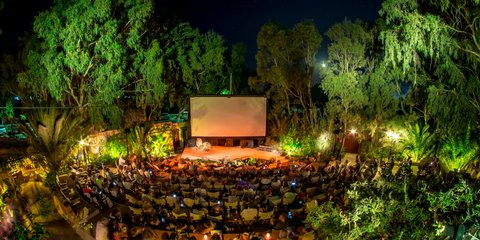 To Cine Kamari στη Σαντορίνη