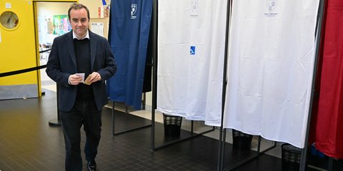 Ο πρωθυπουργός Σεμπαστιάν Λεκορνί ψηφίζει στις δημοτικές εκλογές