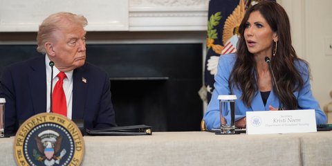 Ο πρόεδρος των ΗΠΑ Ντόναλντ Τραμπ και η πρώην πλέον υπουργός Εσωτερικής Ασφάλειας, Κρίστι Νόεμ